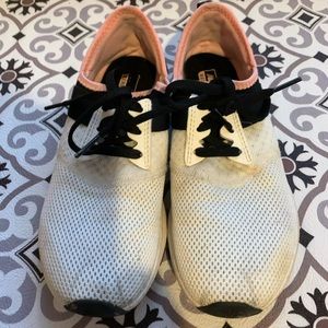 New balance running/ walking sneaker size 5.5